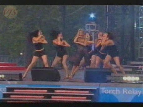 somegirls-olympictorchconcert-033.jpg
